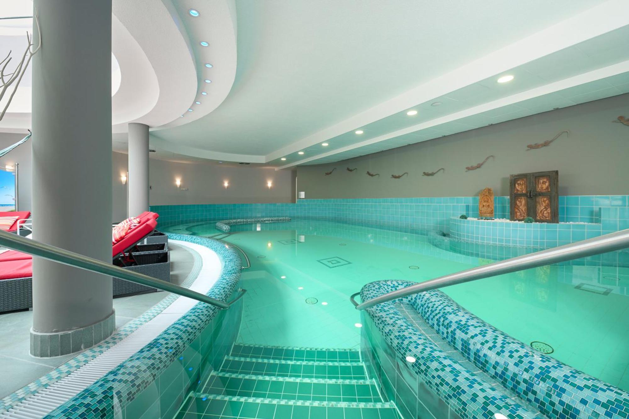 Grand Hotel Binz Exterior foto The swimming pool at the hotel