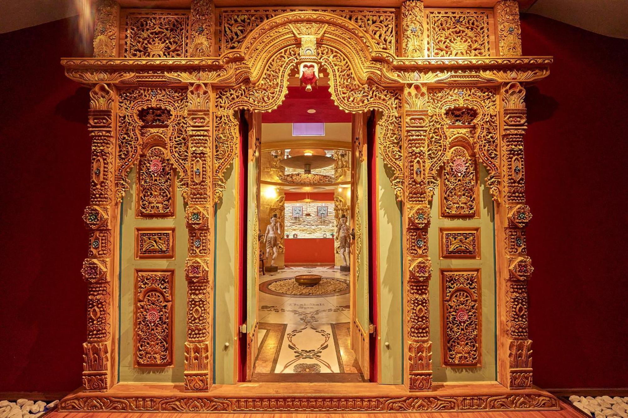 Grand Hotel Binz Exterior foto The shrine housing the Buddha's relics