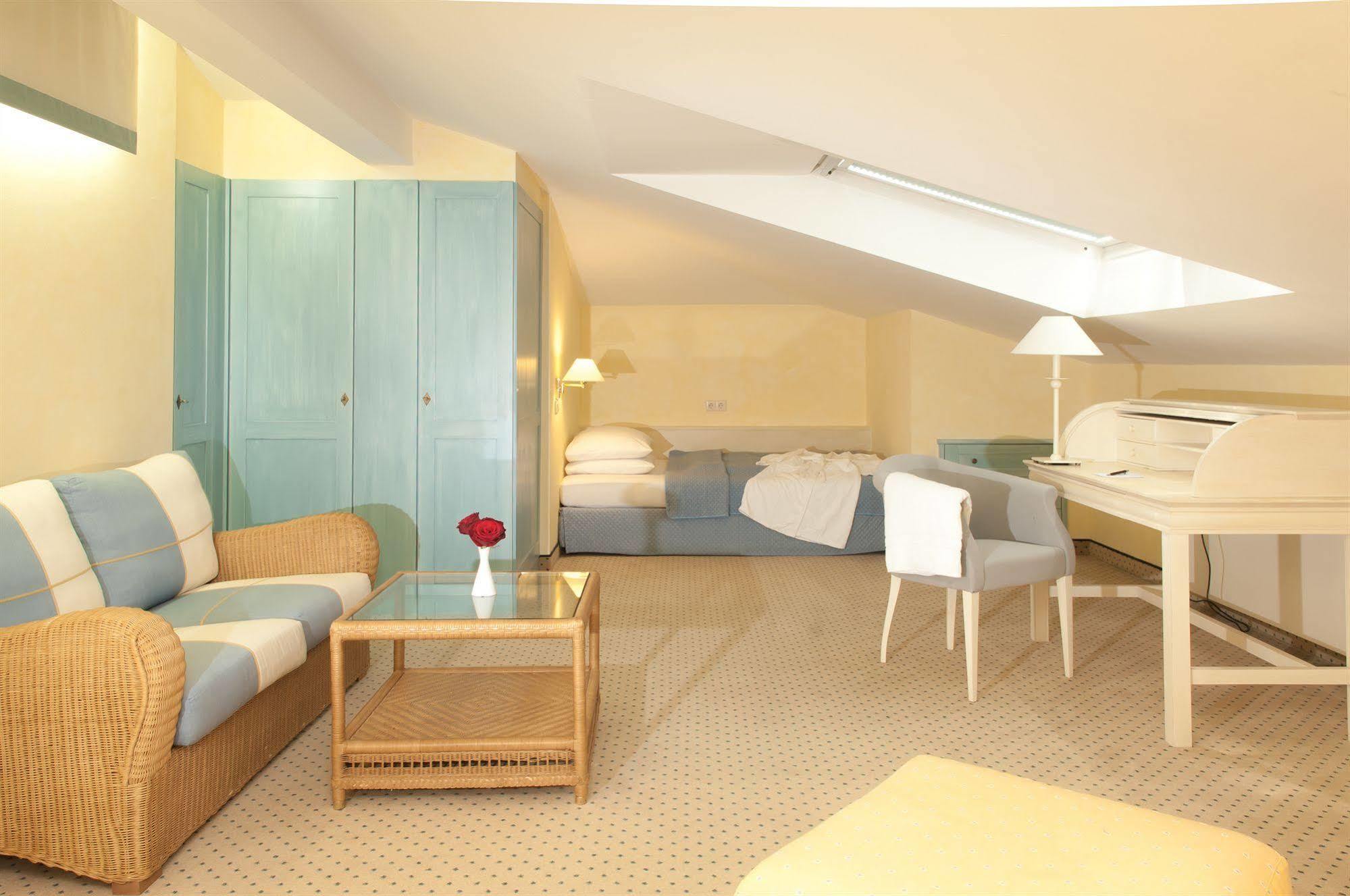 Grand Hotel Binz Exterior foto A typical room at the hotel