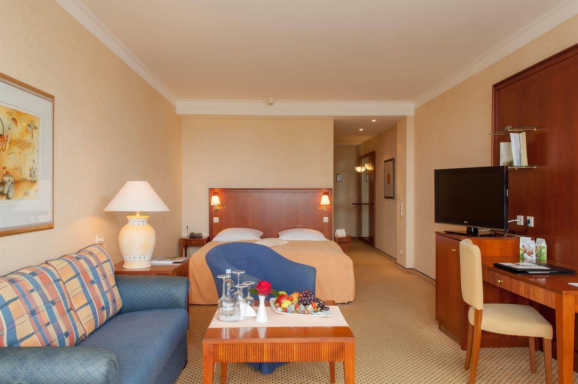 Grand Hotel Binz Exterior foto A typical hotel room